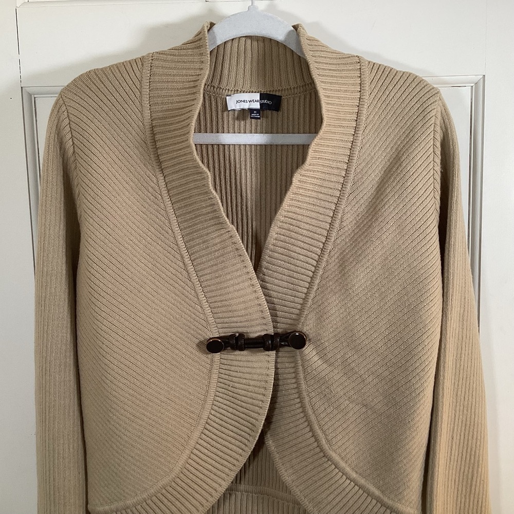 Jones Wear Studio Women’s Beige Long Sleeve Cardigan With Leather Closure. Sz M - Picture 3 of 7